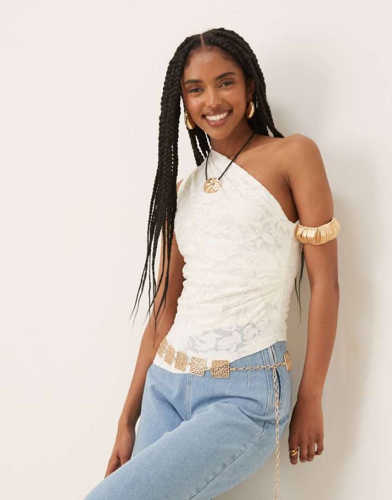 Gina Tricot - Kurzärmliges, schulterfreies Oberteil aus Jacquard in Weiß mit asymmetrischem Saum von GINA TRICOT