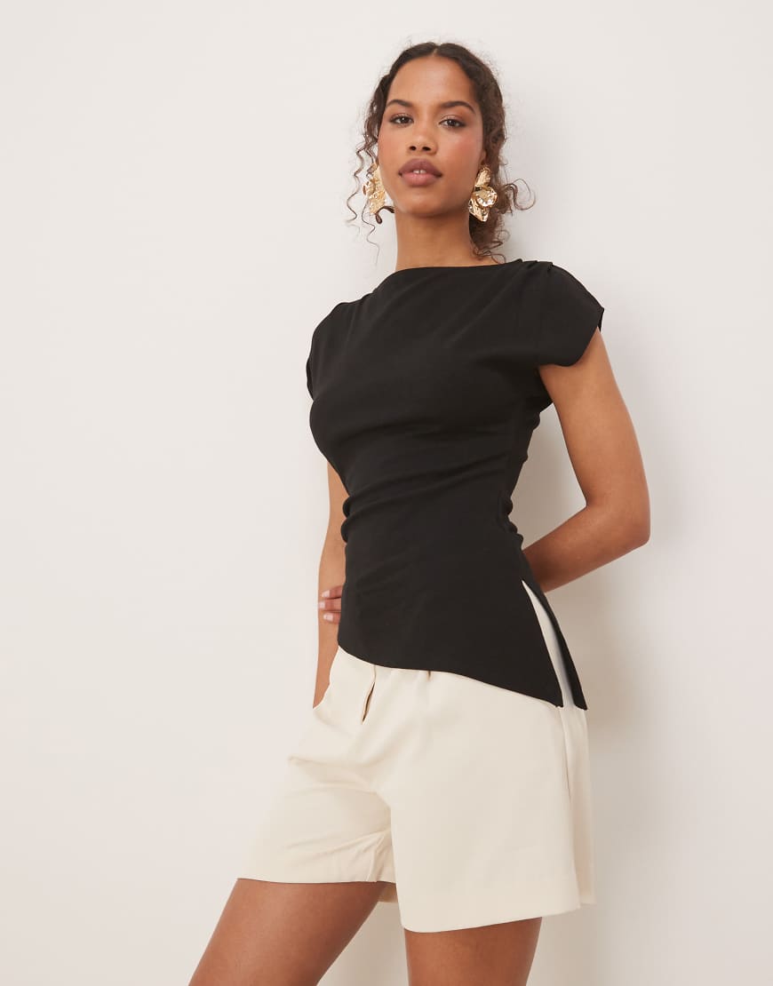 Gina Tricot - Kurzärmliges Longline-Oberteil in Schwarz mit asymmetrischem Schnitt von GINA TRICOT