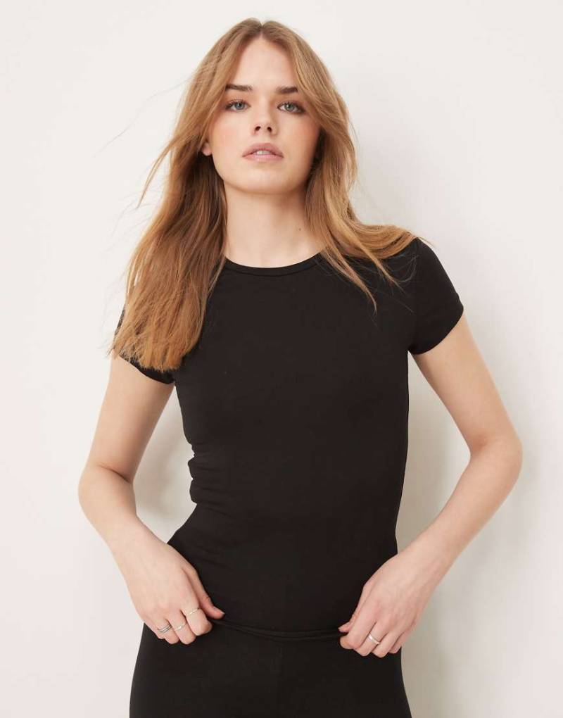 Gina Tricot - Kurzärmliges Oberteil aus Jersey in Schwarz mit weicher Haptik und Rundhalsausschnitt Gina Tricot - Kurzärmliges Oberteil aus Jersey in Schwarz mit weicher Haptik und Rundhalsausschnitt von GINA TRICOT