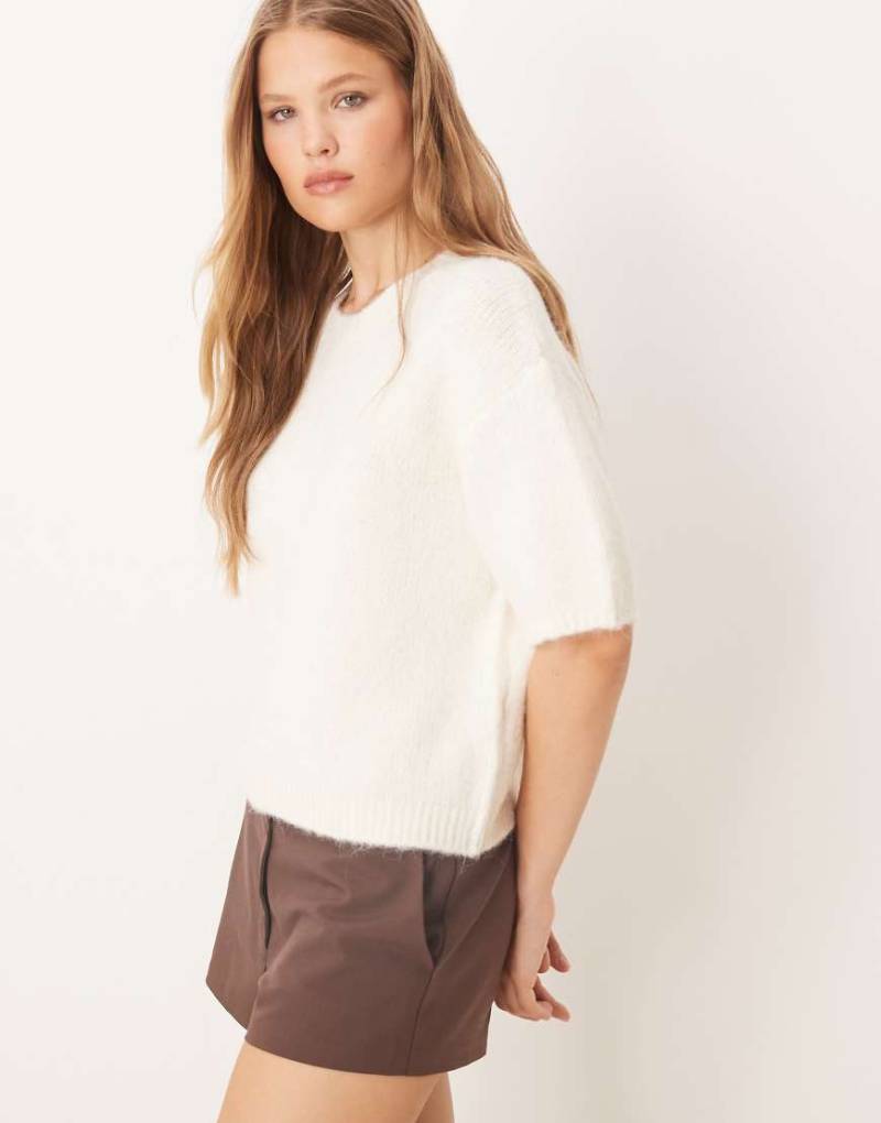 Gina Tricot - Kurzärmliges Oberteil aus mittelschwerem Strick in Wollweiß mit Rundhalsausschnitt von GINA TRICOT