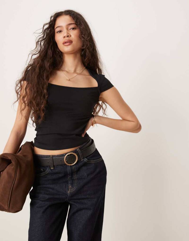 Gina Tricot - Kurzärmliges Oberteil in Schwarz mit eckigem Ausschnitt Gina Tricot - Kurzärmliges Oberteil in Schwarz mit eckigem Ausschnitt von GINA TRICOT