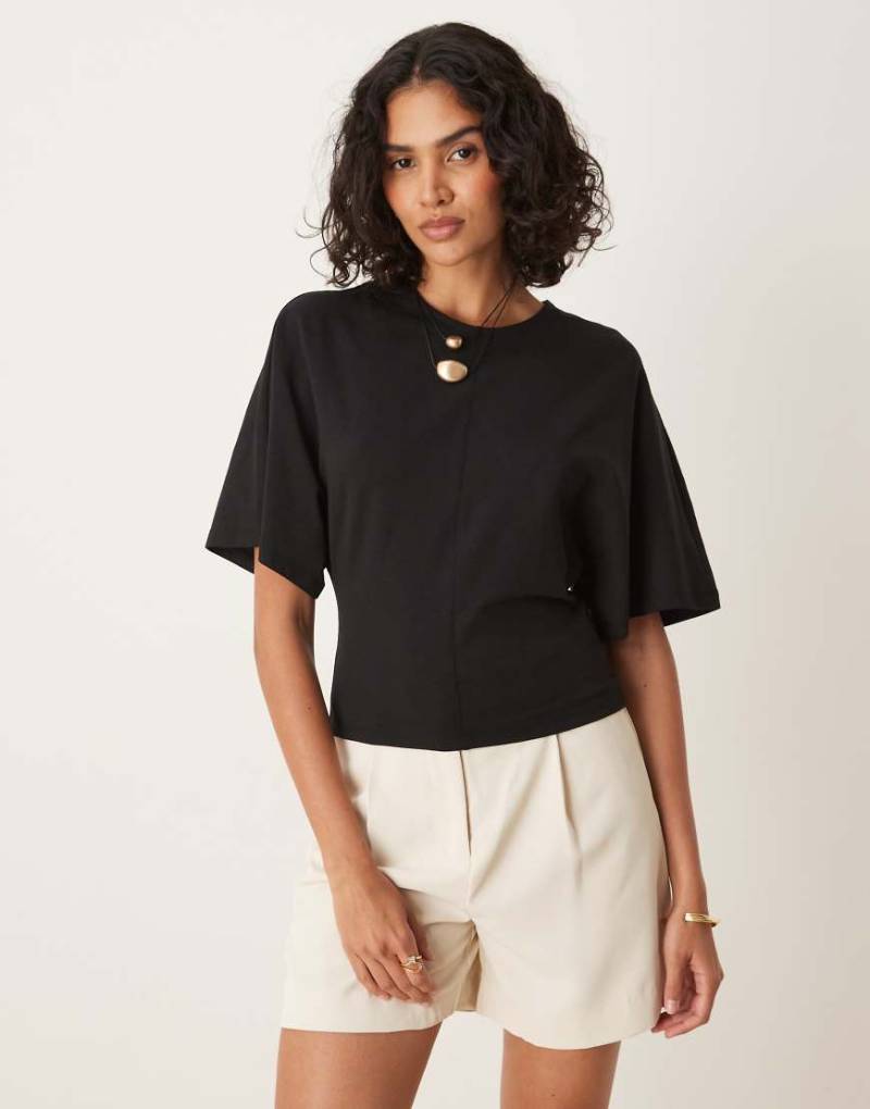 Gina Tricot - Kurzärmliges Oberteil in Schwarz mit geformter Ziernaht von GINA TRICOT