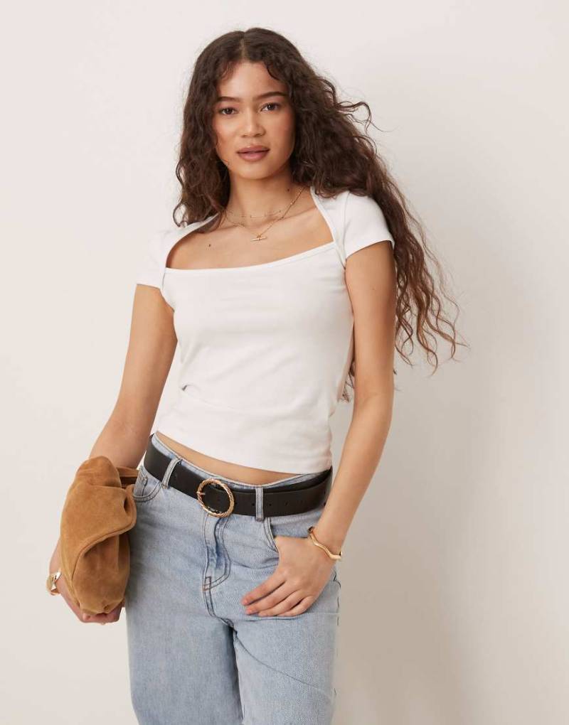 Gina Tricot - Kurzärmliges Oberteil in Weiß mit eckigem Ausschnitt von GINA TRICOT