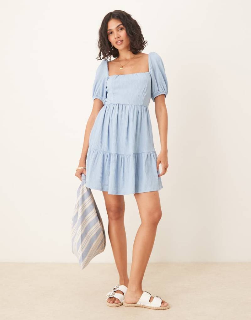Gina Tricot - Kurzärmliges Sommerkleid in Blau mit Bindedetail am Rücken von GINA TRICOT