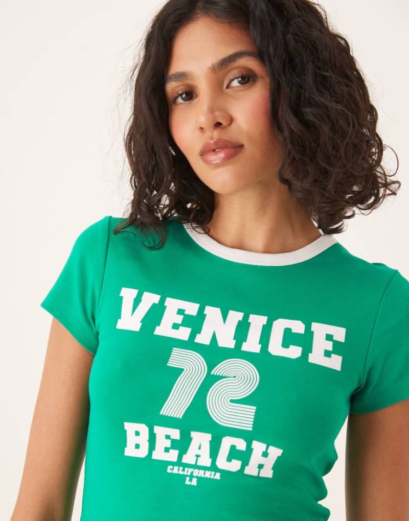 Gina Tricot - Kurzärmliges T-Shirt in Grün mit Venice-Beach-Print und schmalem Schnitt von GINA TRICOT