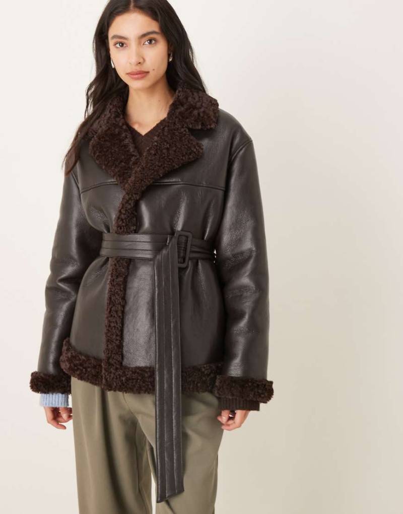 Gina Tricot - Kurze Jacke aus Teddy-PU in Schwarz mit Gürtel und braunen Kragenbesätzen-Brown von GINA TRICOT