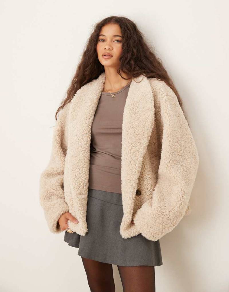 Gina Tricot - Kurze Jacke aus Teddyfleece in Hellbeige-Neutral von GINA TRICOT