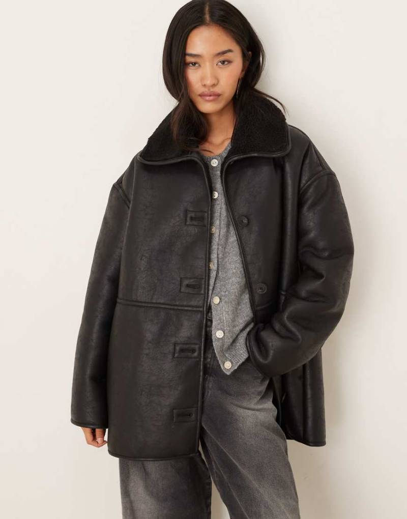 Gina Tricot - Kurze Jacke aus verstärktem PU mit Teddyfell in Schwarz von GINA TRICOT