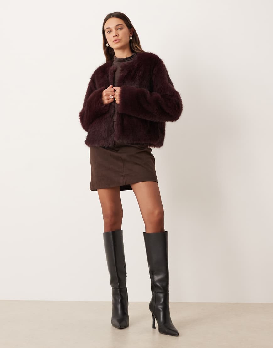 Gina Tricot - Kurze Kunstpelzjacke in Burgunderrot von GINA TRICOT