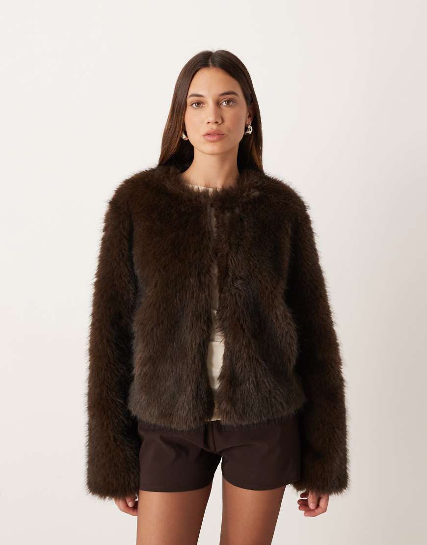 Gina Tricot - Kurze Kunstpelzjacke in Dunkelbraun-Neutral von GINA TRICOT