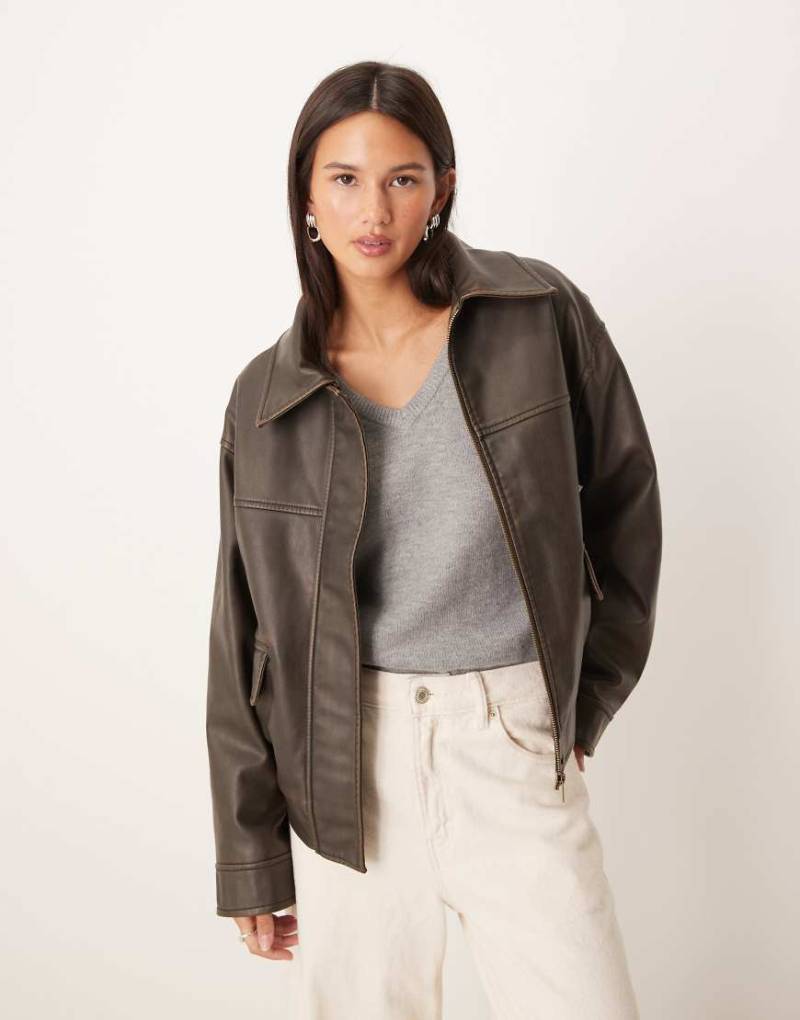 Gina Tricot - Kurze dunkelbraune Jacke aus Kunstleder im Used-Look-Brown von GINA TRICOT