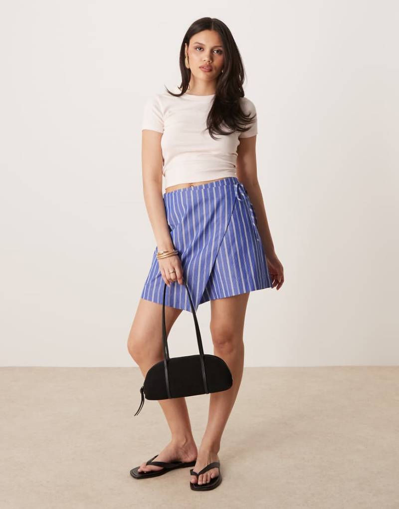 Gina Tricot - Kurzer Wickelrock in Blau und Weiß gestreift von GINA TRICOT