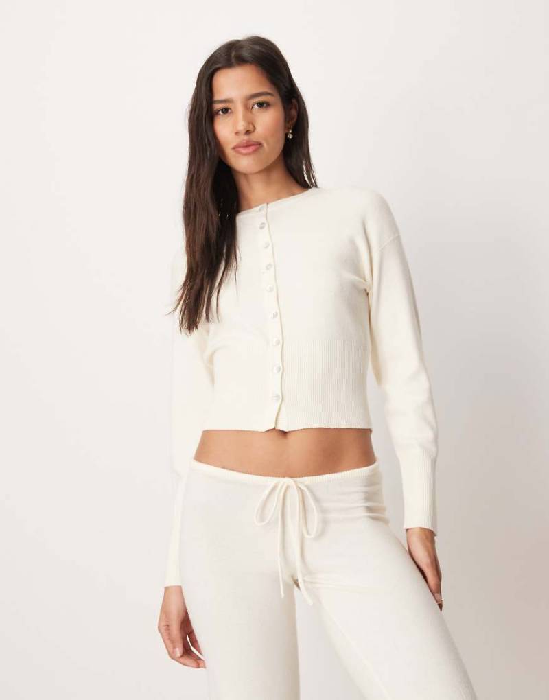 Gina Tricot - Langärmlige, figurbetonte Strickjacke aus Feinstrick in Cremeweiß, Kombiteil von GINA TRICOT