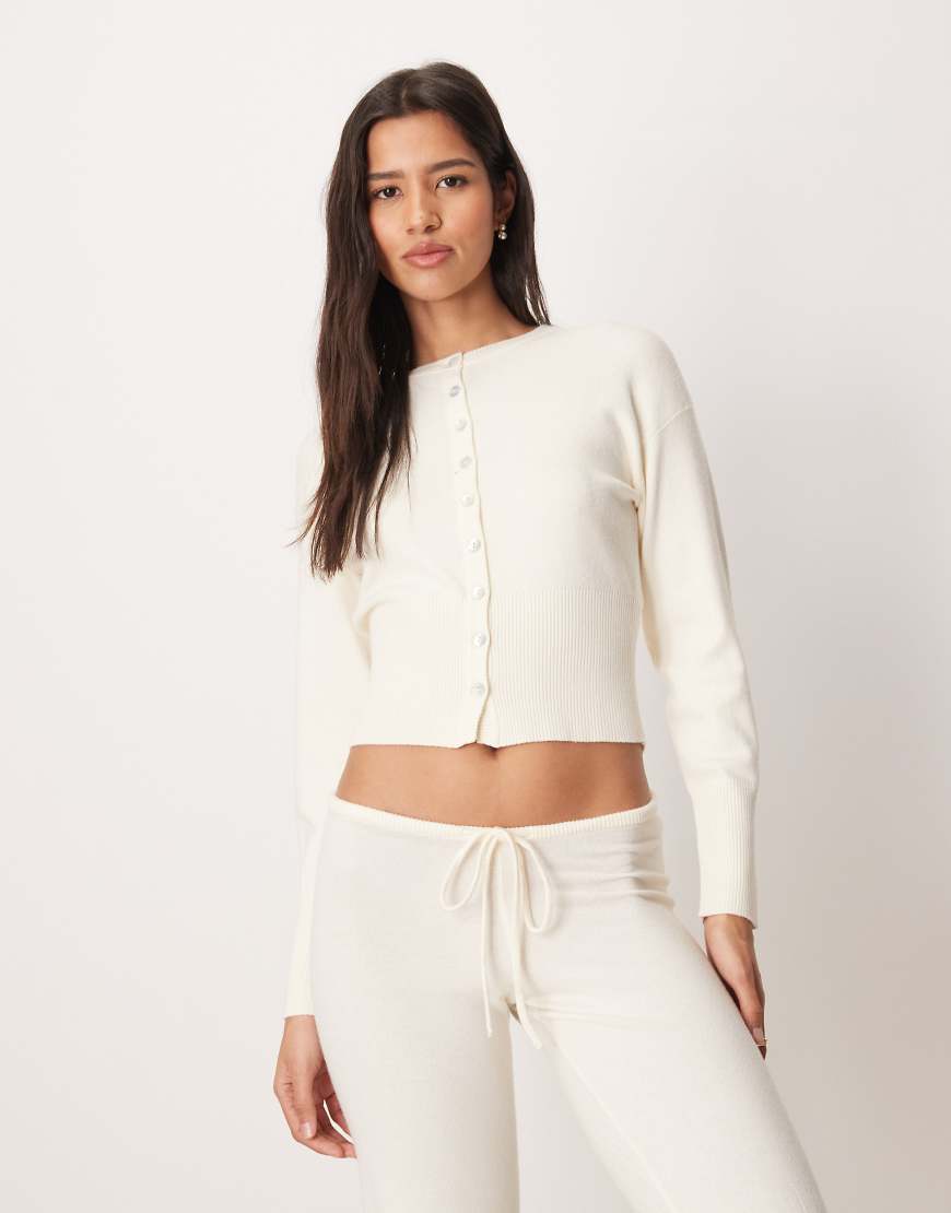 Gina Tricot - Langärmlige, figurbetonte Strickjacke aus Feinstrick in Cremeweiß, Kombiteil von GINA TRICOT