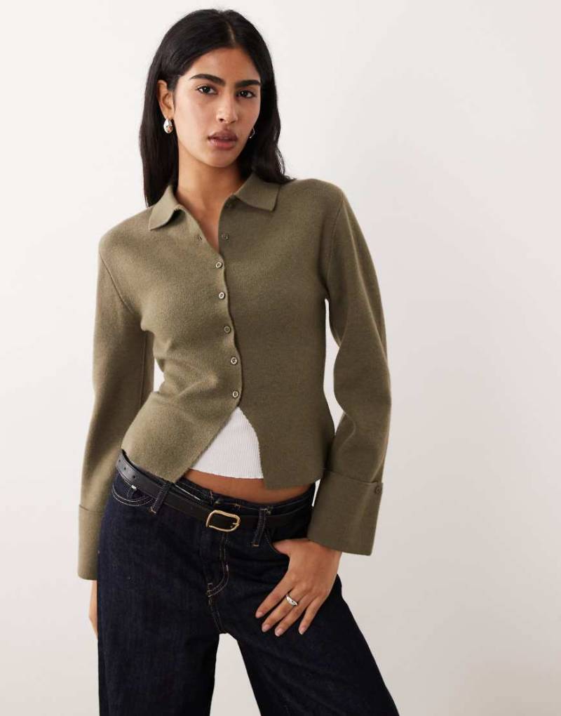Gina Tricot - Langärmlige, figurbetonte Strickjacke in Khaki-Grün von GINA TRICOT