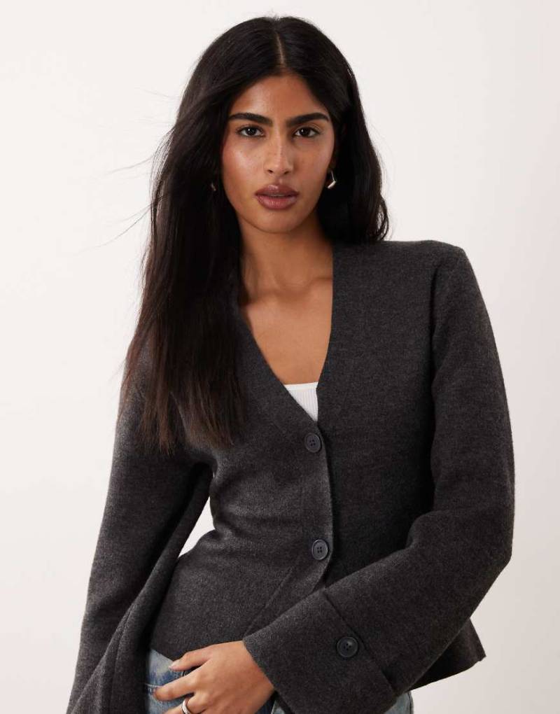 Gina Tricot - Langärmlige, geformte Strickjacke in meliertem Dunkelgrau von GINA TRICOT