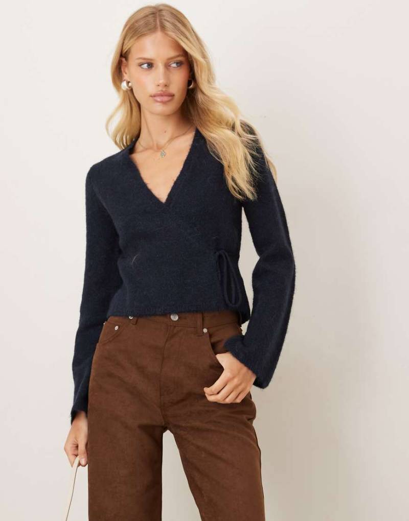 Gina Tricot - Langärmlige Strickjacke aus Alpakawolle und Wolle in Marineblau mit Wickeldesign von GINA TRICOT