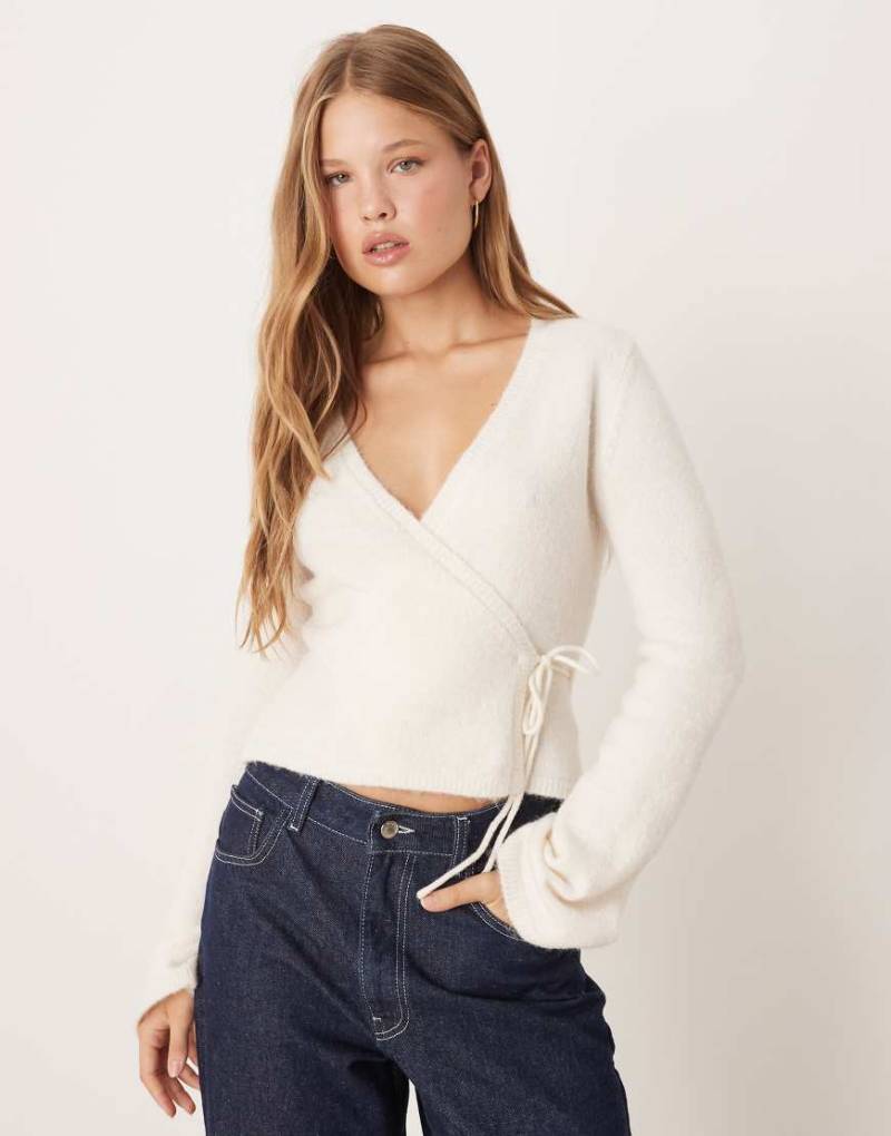 Gina Tricot - Langärmlige Wickel-Strickjacke aus Wolle und Alpakawolle in Cremeweiß von GINA TRICOT