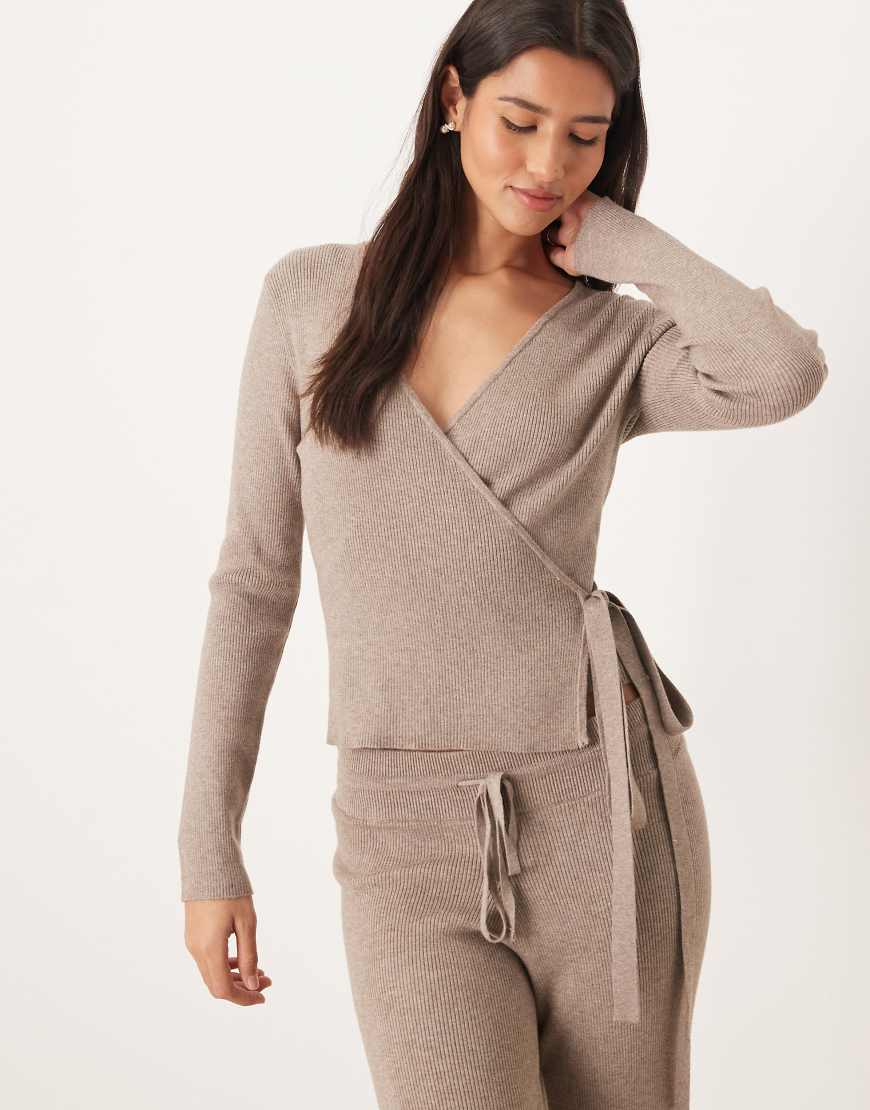 Gina Tricot - Langärmlige Wickelstrickjacke aus Feinstrick in meliertem Beige mit V-Ausschnitt-Brown von GINA TRICOT