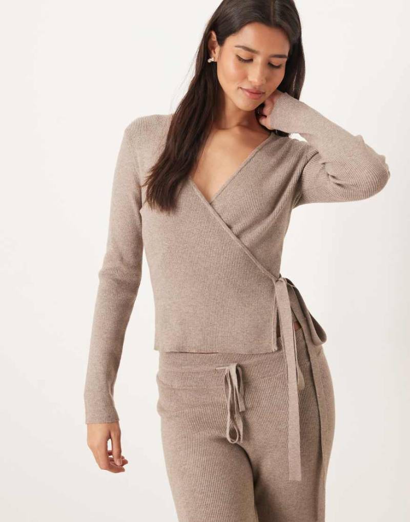 Gina Tricot - Langärmlige Wickelstrickjacke aus Feinstrick in meliertem Beige mit V-Ausschnitt-Brown von GINA TRICOT