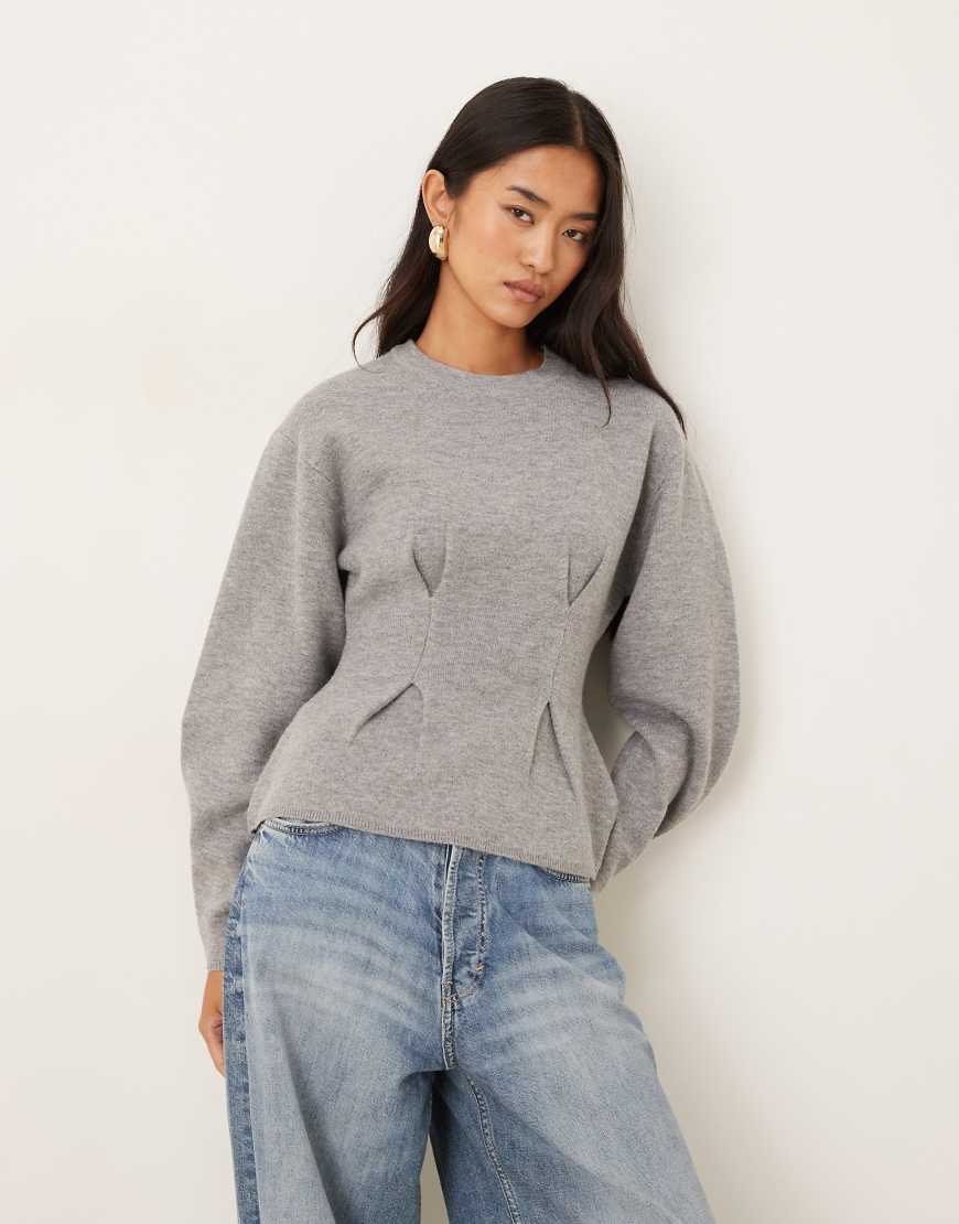 Gina Tricot - Langärmliger, figurbetonter Strickpullover in mittelgrau meliert mit Rundhalsausschnitt und Schößchen von GINA TRICOT