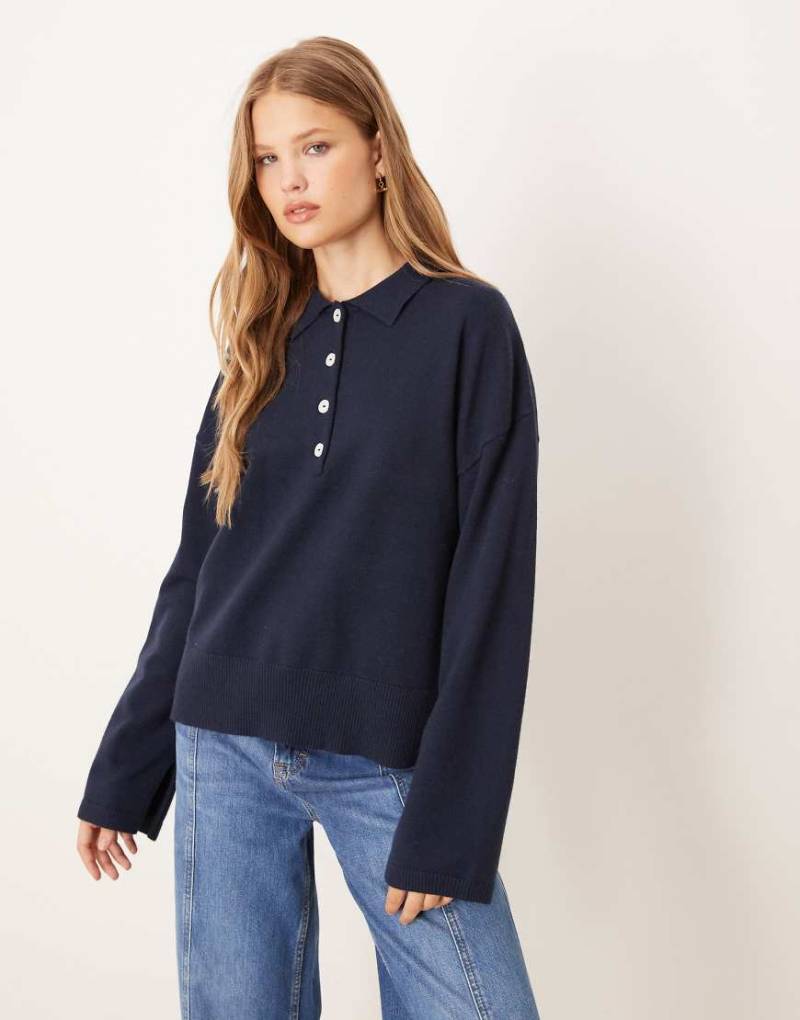 Gina Tricot - Langärmliger Strickpullover in Marineblau mit Kragen von GINA TRICOT