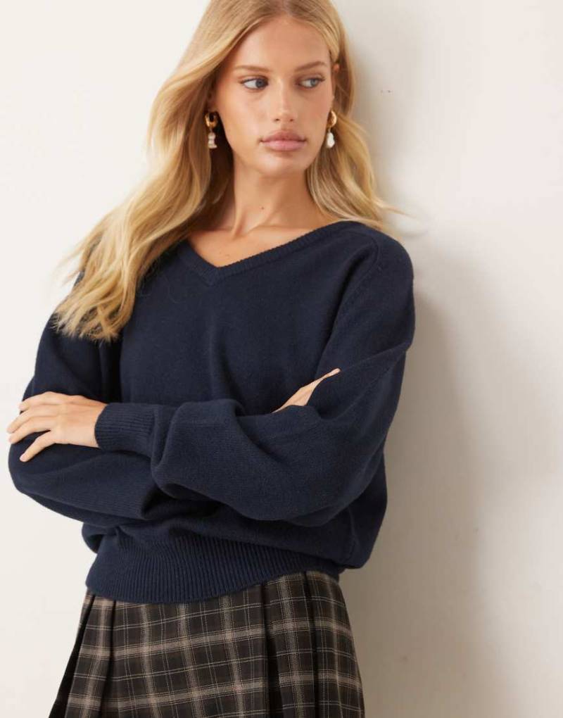 Gina Tricot - Langärmliger Strickpullover in Marineblau mit V-Ausschnitt von GINA TRICOT