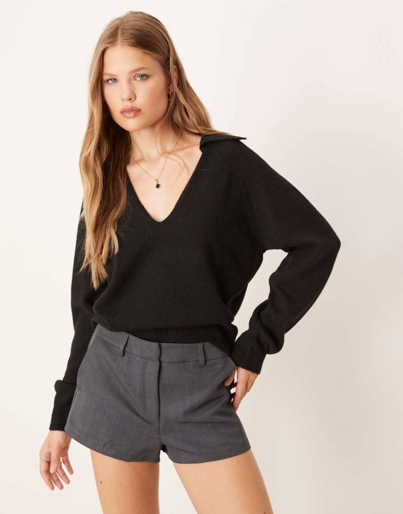 Gina Tricot - Langärmliger Strickpullover in Schwarz mit V-Ausschnitt und Kragen von GINA TRICOT