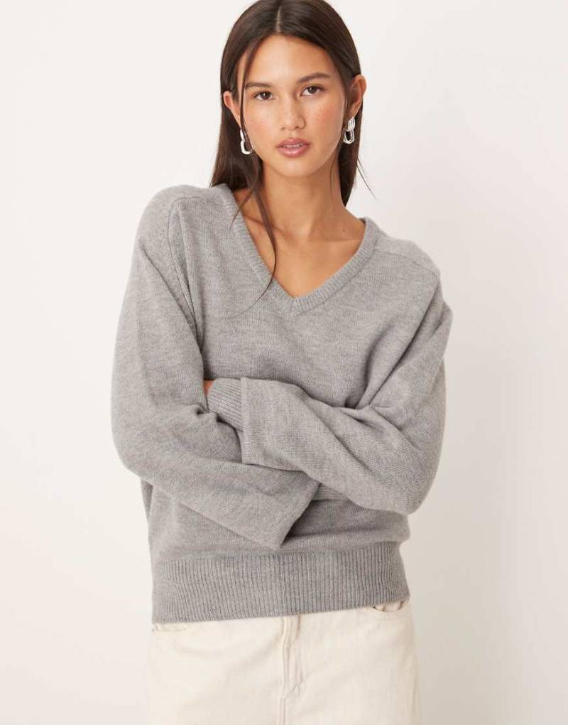 Gina Tricot - Langärmliger Strickpullover in meliertem Mittelgrau mit V-Ausschnitt von GINA TRICOT
