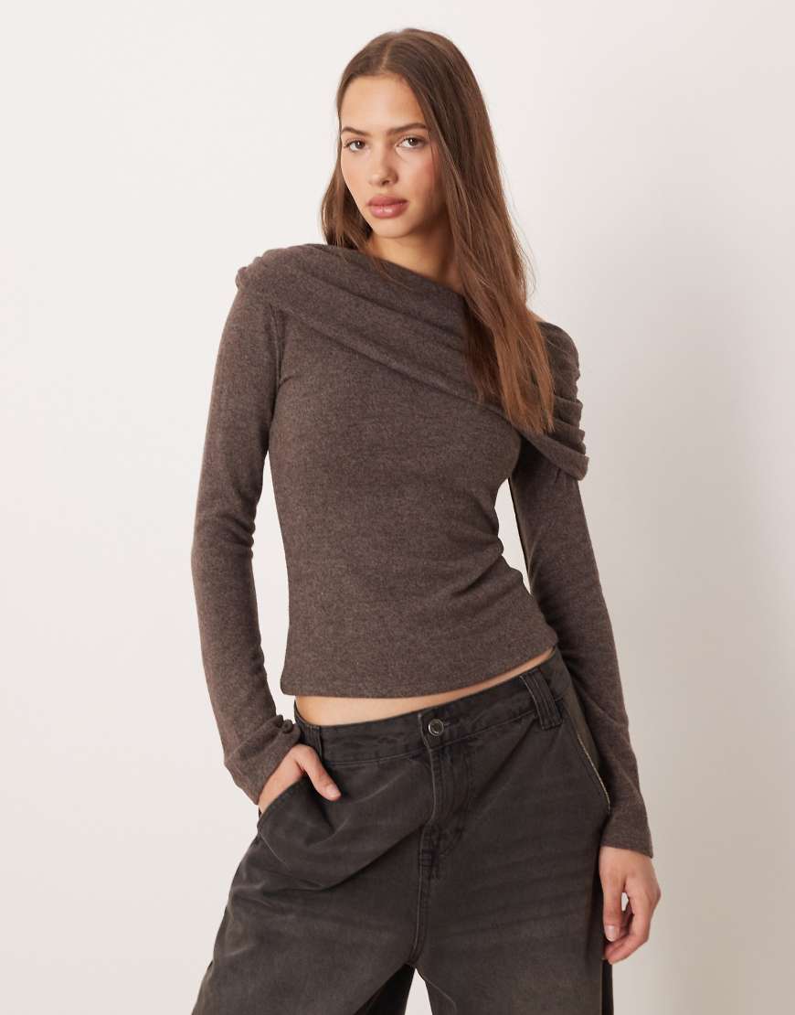 Gina Tricot - Langärmliges, drapiertes Oberteil in meliertem Braun mit One-Shoulder-Design-Brown von GINA TRICOT