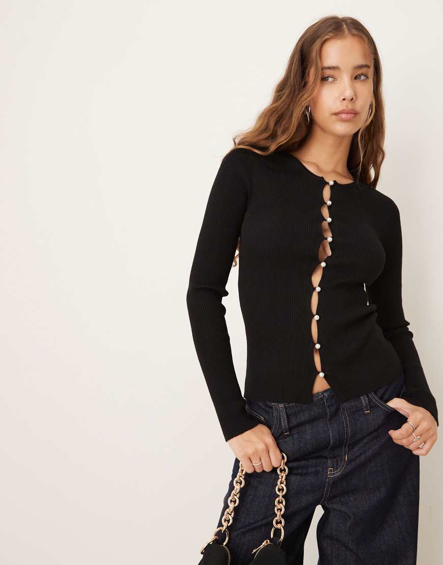 Gina Tricot - Langärmliges, geripptes Strickoberteil in Schwarz mit Knopfleiste von GINA TRICOT