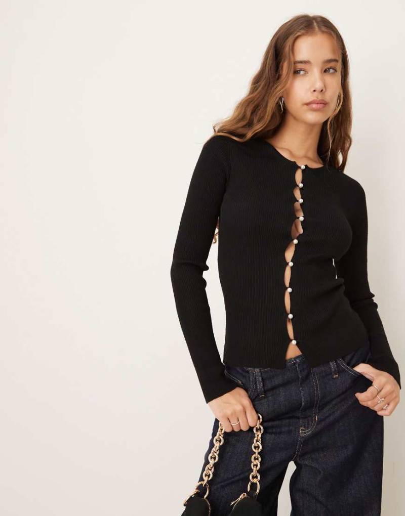 Gina Tricot - Langärmliges, geripptes Strickoberteil in Schwarz mit Knopfleiste von GINA TRICOT