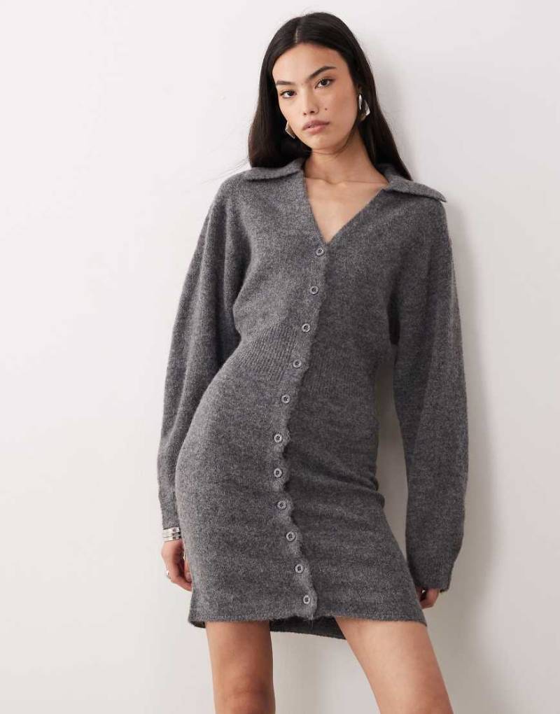 Gina Tricot - Langärmliges Mini-Strickkleid in Dunkelgrau meliert mit Knopfleiste von GINA TRICOT