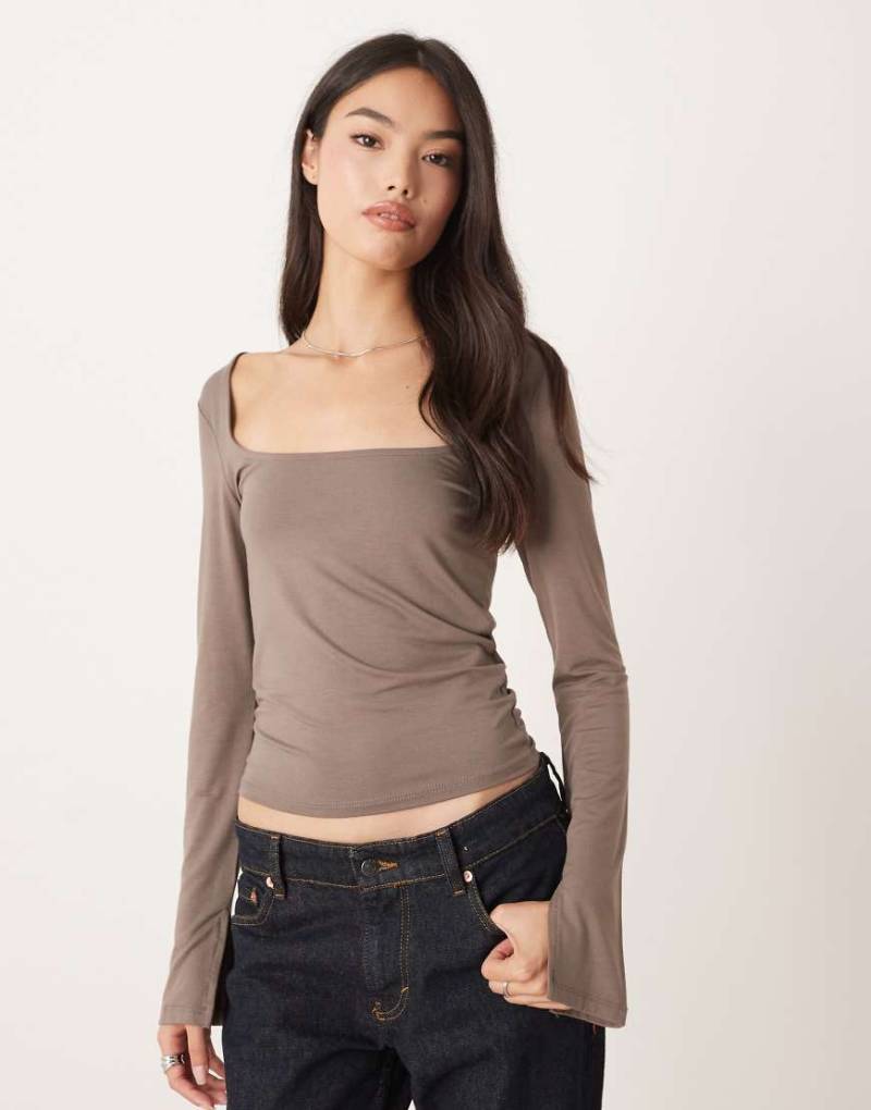 Gina Tricot - Langärmliges Oberteil in Pilzbraun mit weicher Haptik, U-Ausschnitt und geschlitzten Bündchen-Brown von GINA TRICOT