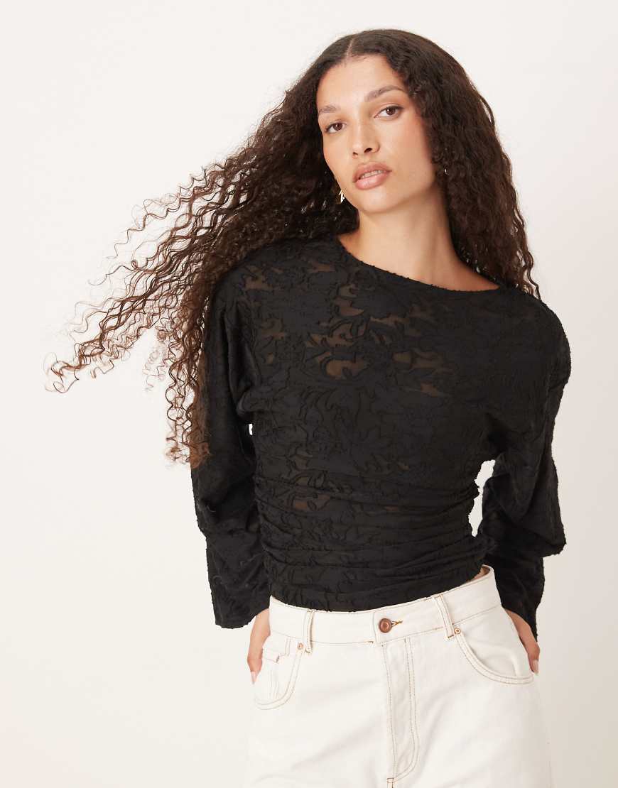 Gina Tricot - Langärmliges Oberteil in Schwarz mit strukturiertem Druck und Rundhalsausschnitt von GINA TRICOT