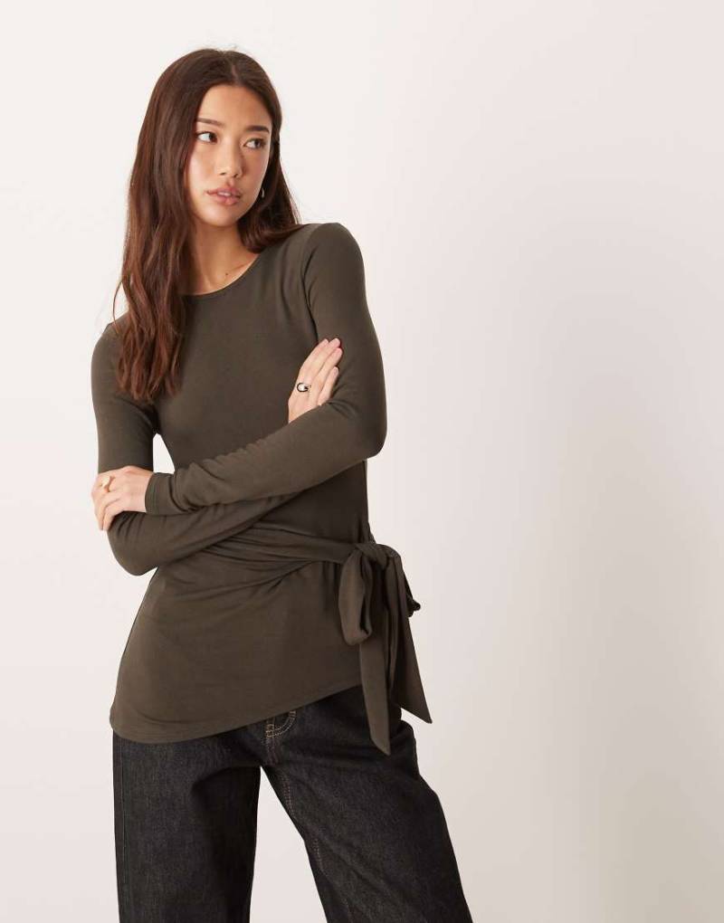 Gina Tricot - Langärmliges Oberteil in dunklem Khaki mit asymmetrischem Bindedetail-Grün von GINA TRICOT