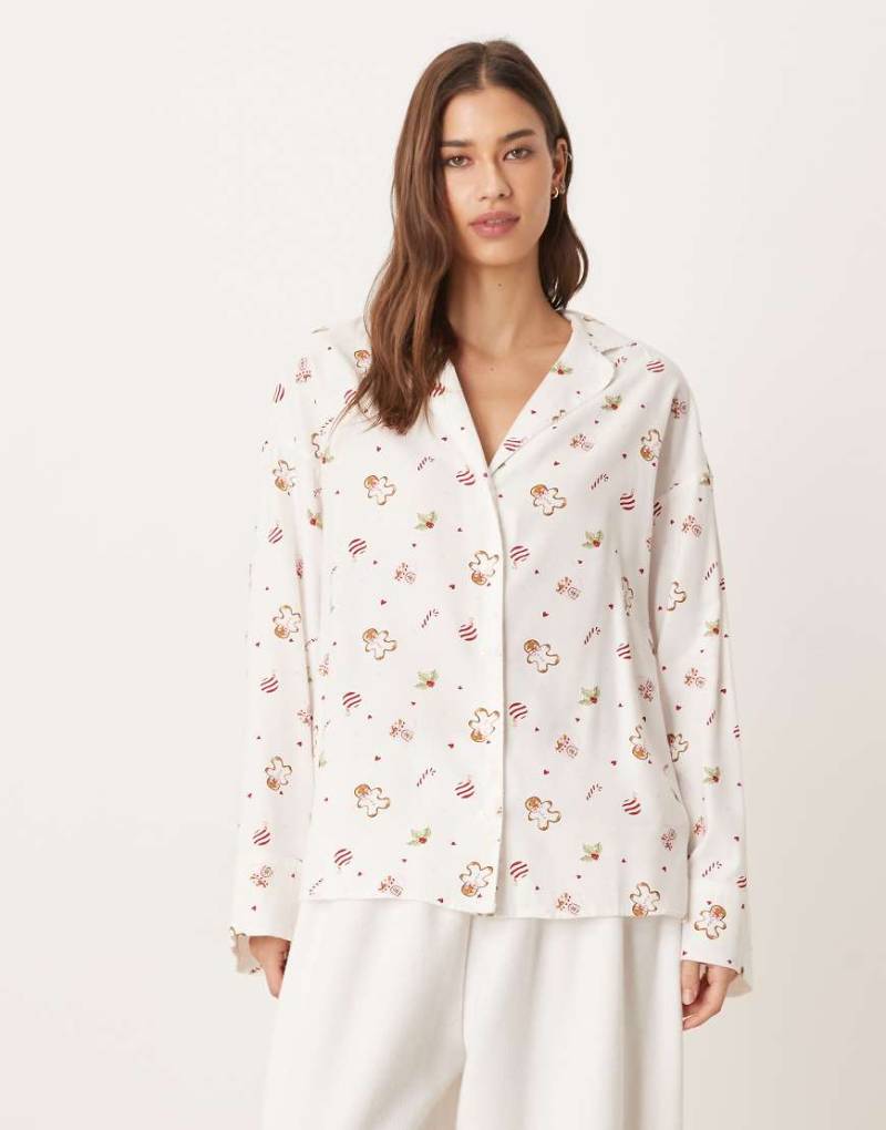 Gina Tricot - Langärmliges Pyjamahemd aus Flanell in Weiß mit Weihnachtsmuster von GINA TRICOT