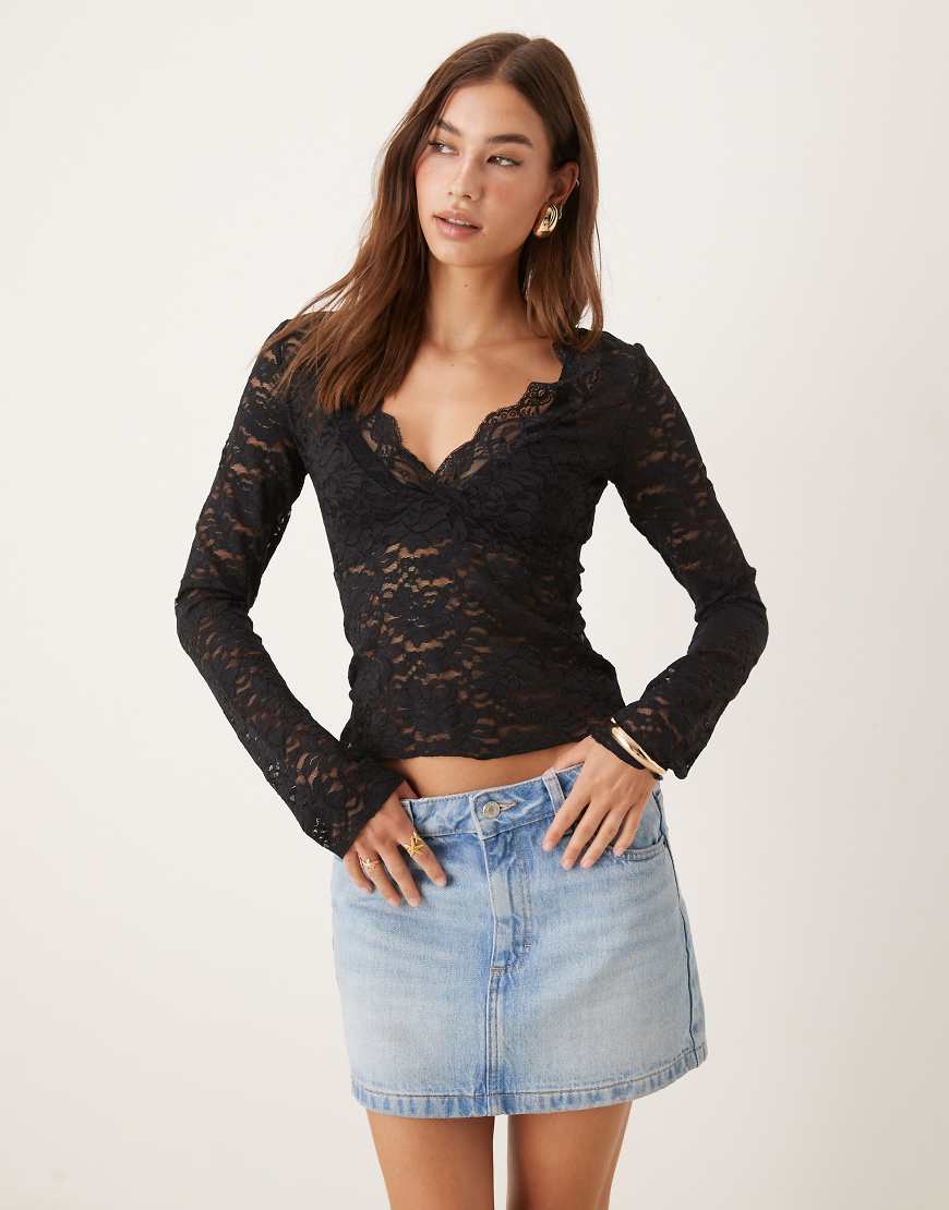 Gina Tricot - Langärmliges Spitzen-Oberteil in Schwarz mit V-Ausschnitt von GINA TRICOT