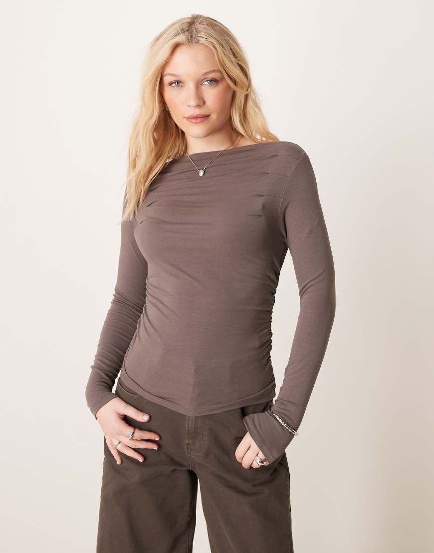 Gina Tricot - Langarm-Oberteil in Hellbraun mit U-Boot-Ausschnitt und Raffung-Neutral Gina Tricot - Langarm-Oberteil in Hellbraun mit U-Boot-Ausschnitt und Raffung-Neutral von GINA TRICOT