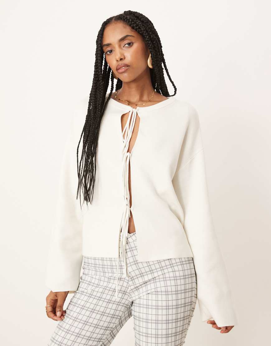 Gina Tricot - Leichte Strickjacke in Creme mit Bindedetails-Weiß von GINA TRICOT