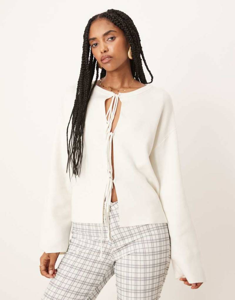 Gina Tricot - Leichte Strickjacke in Creme mit Bindedetails-Weiß von GINA TRICOT