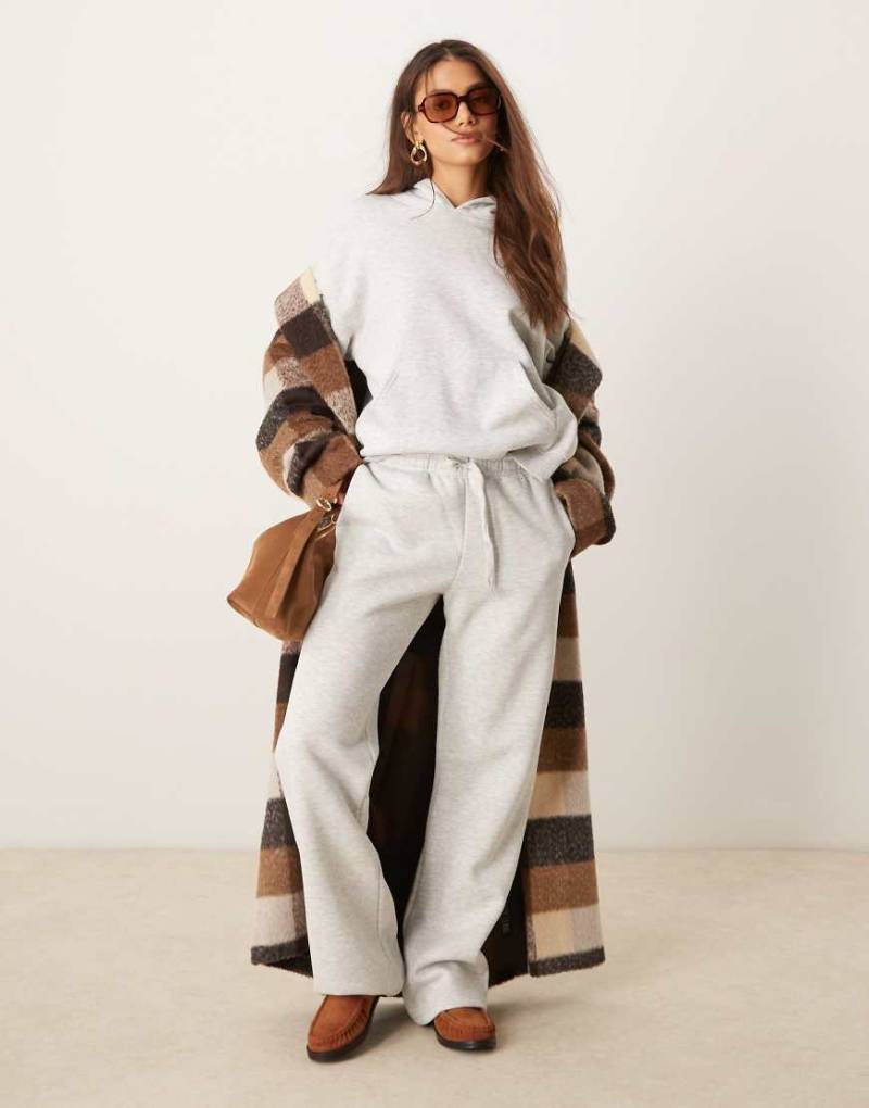 Gina Tricot - Locker geschnittene Jogginghose in Hellgrau meliert mit geradem Bein von GINA TRICOT