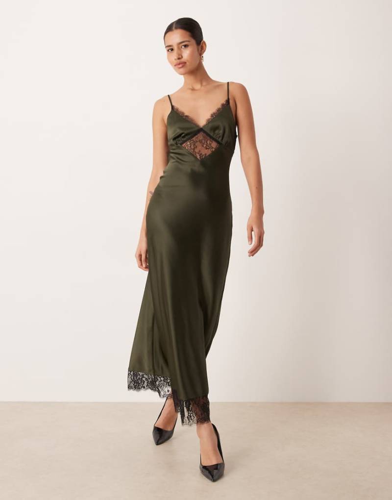 Gina Tricot - Maxikleid aus Satin in Dunkelgrün mit Spitzenverzierung von GINA TRICOT