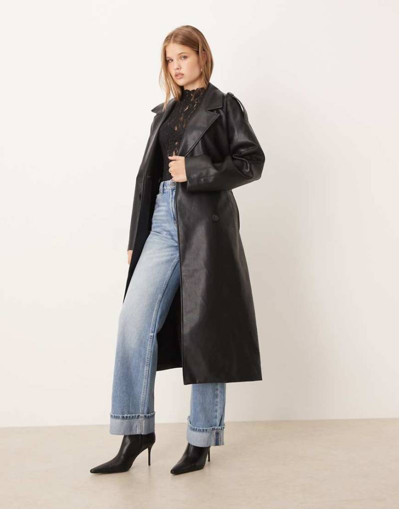 Gina Tricot - Midaxi-Mantel in Schwarz aus Kunstleder mit Gürtel von GINA TRICOT