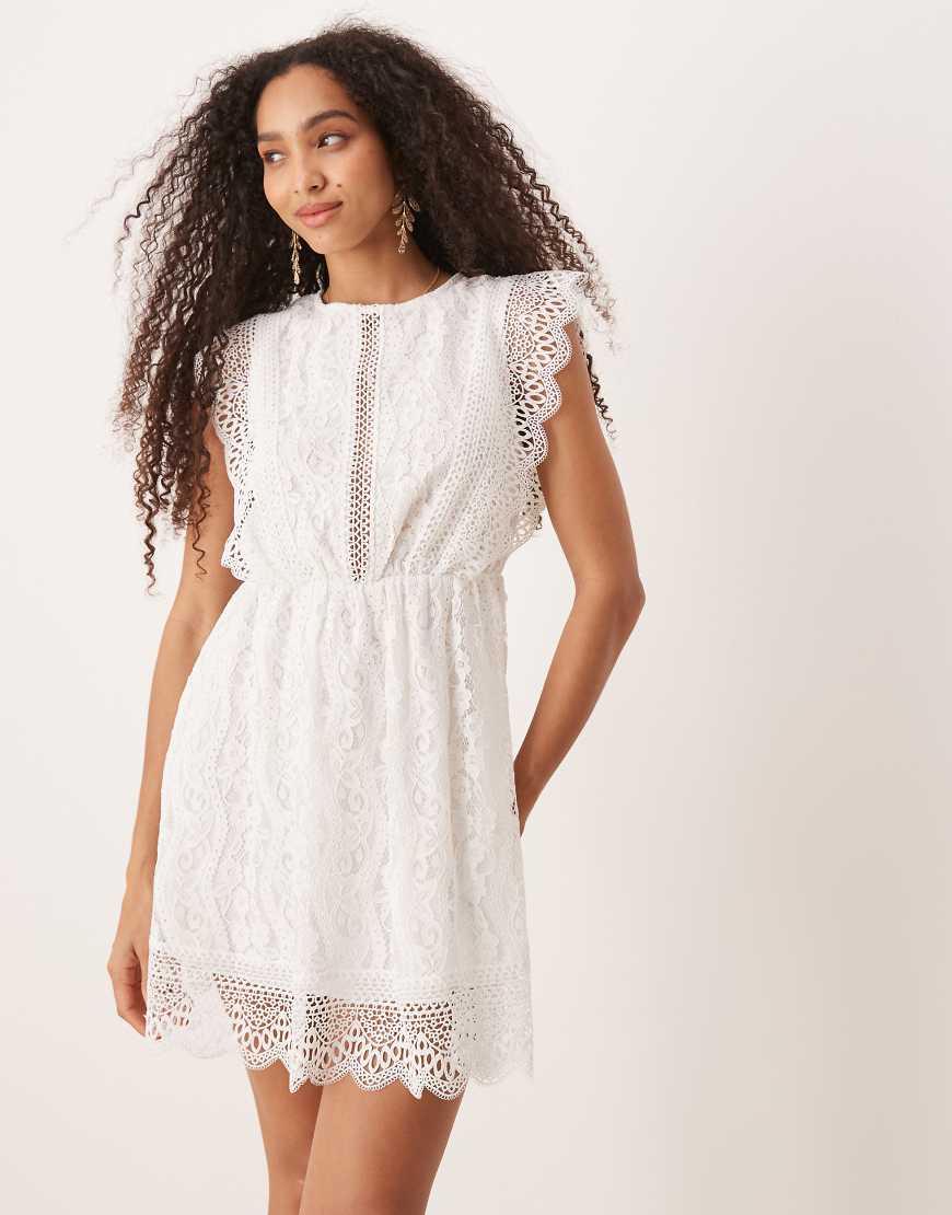 Gina Tricot - Mini-Sommerkleid aus Spitze in Weiß Gina Tricot - Mini-Sommerkleid aus Spitze in Weiß von GINA TRICOT