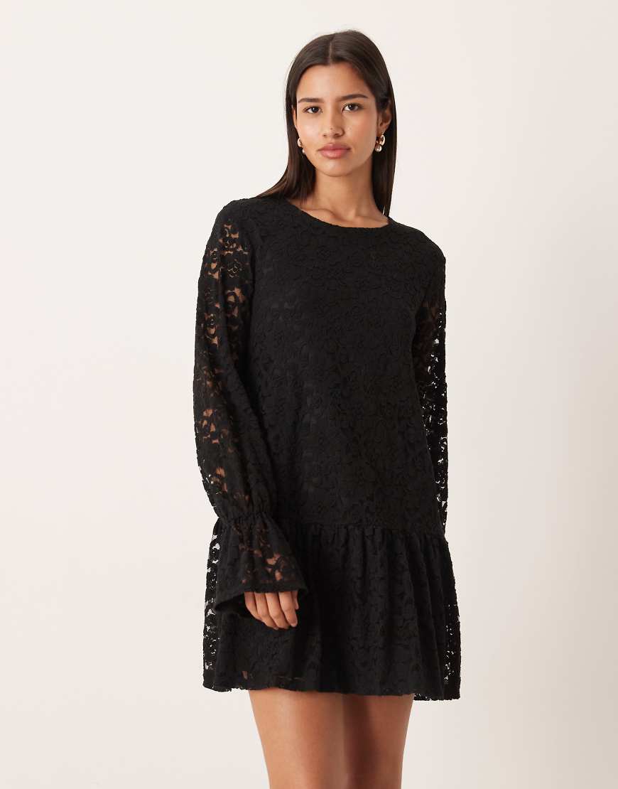 Gina Tricot - Minikleid aus Spitze in Schwarz mit langen Trompetenärmeln von GINA TRICOT