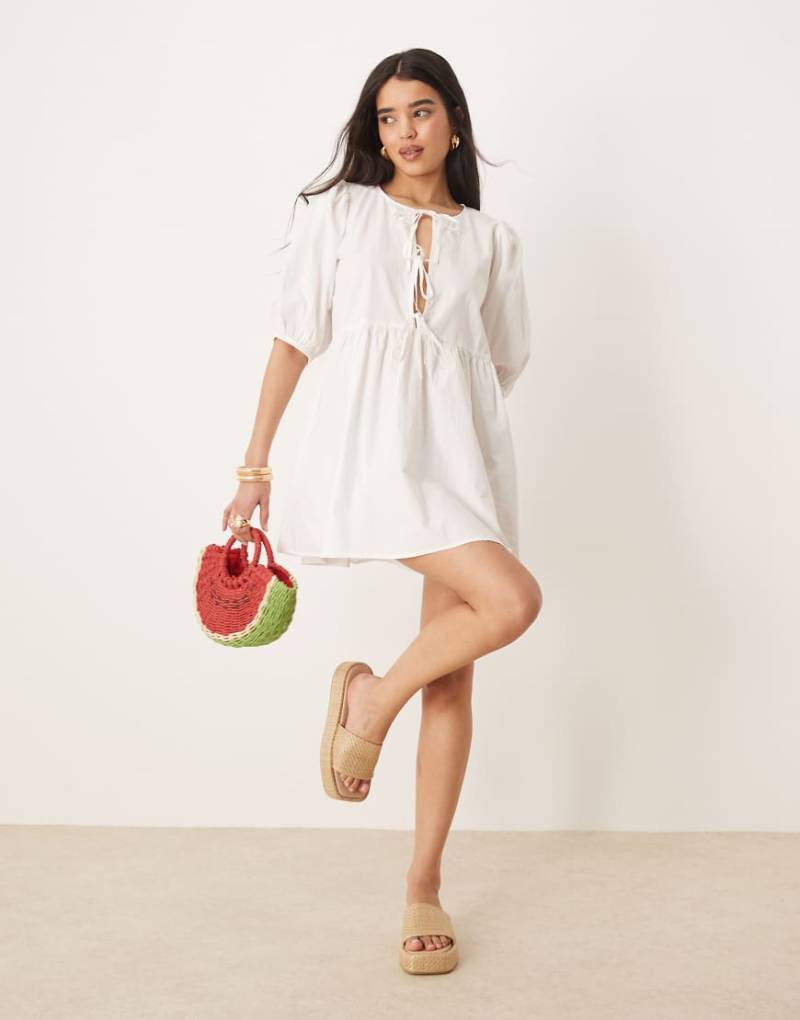 Gina Tricot - Minikleid in Weiß mit Puffärmeln und Bindedetails am Oberteil vorne von GINA TRICOT