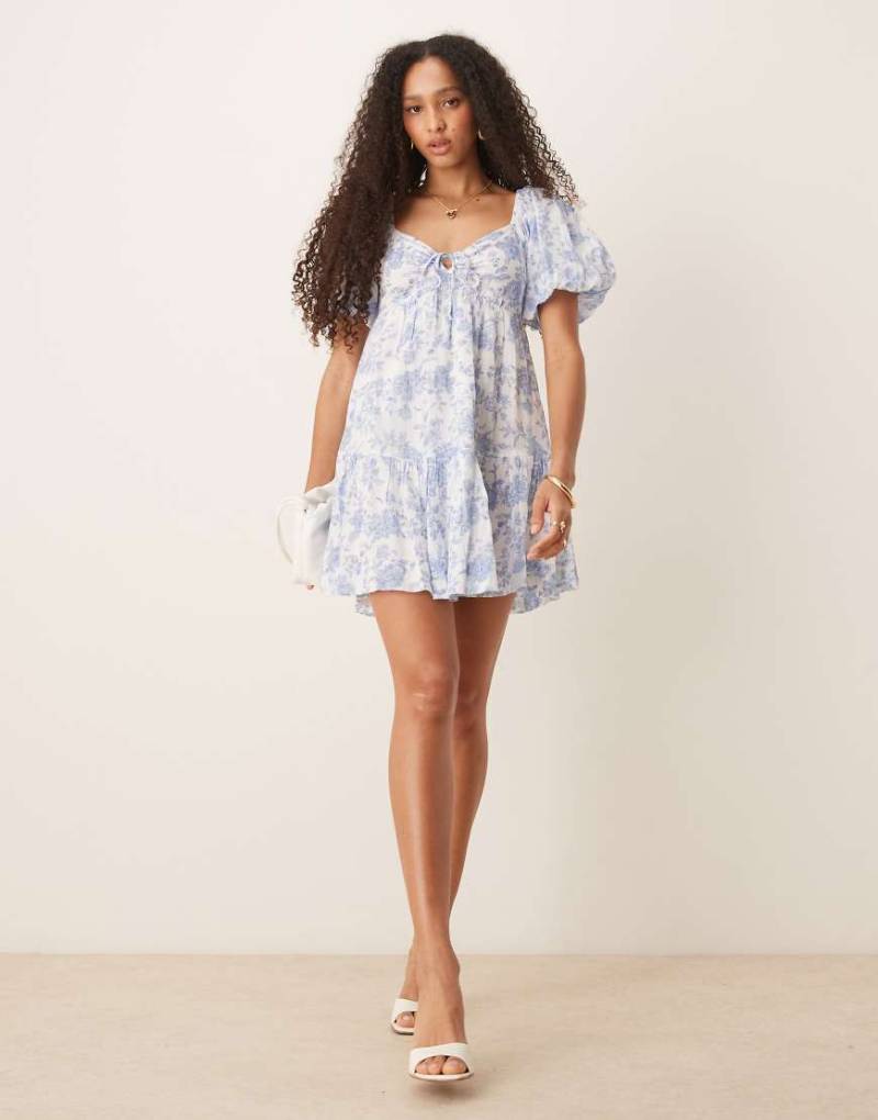 Gina Tricot - Minikleid mit blauem Blumenmuster, Puffärmeln und Schnürung vorne von GINA TRICOT