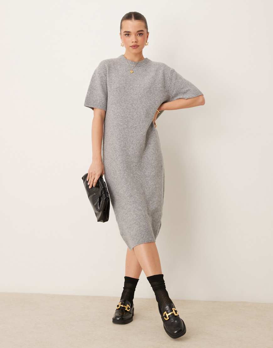 Gina Tricot - Mittellanges T-Shirtkleid aus Strick in Grau meliert von GINA TRICOT