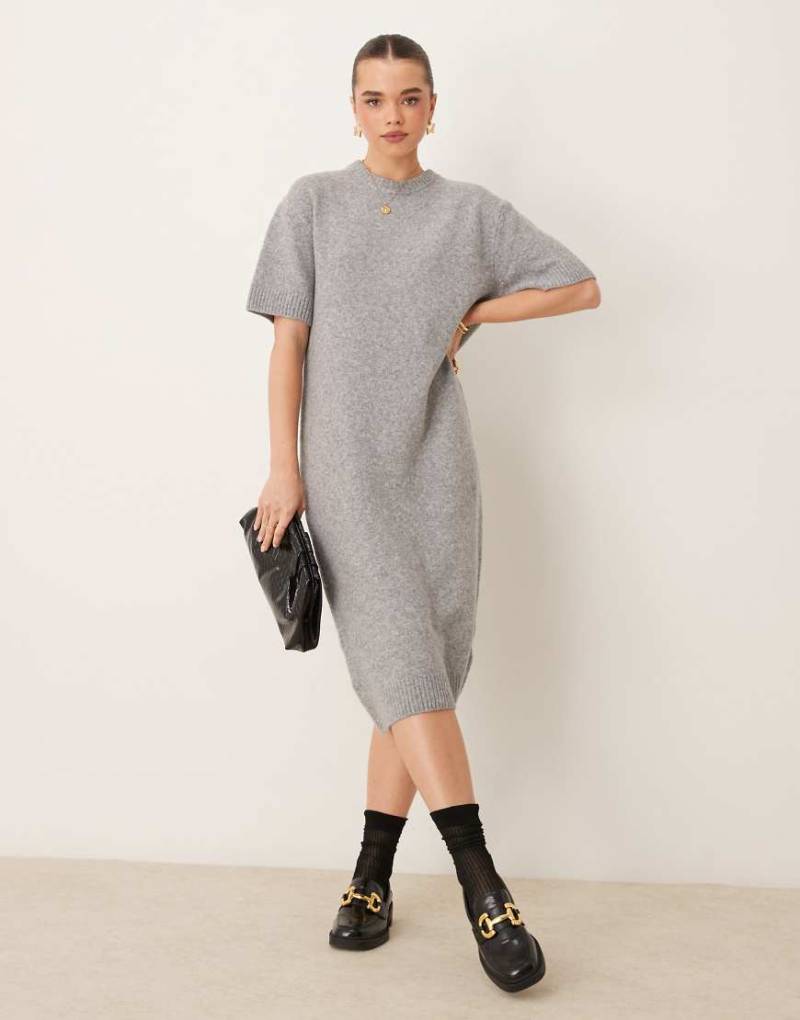 Gina Tricot - Mittellanges T-Shirtkleid aus Strick in Grau meliert von GINA TRICOT